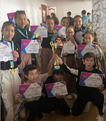 Республикалық байқау Нартай Бекежанов атындағы қызылорда музыкалық академикалық драма театрнда өткен "Актерлік шеберлік" номинациясы бойынша "Бас жүлде игері" 6 "А" сынып оқушысы Сырлыбай Азат марапатталады