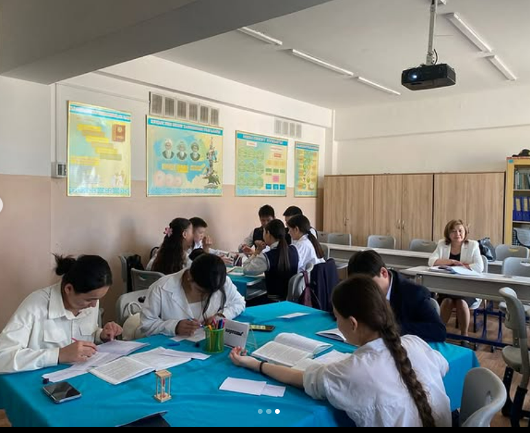 Муслимова Клара 8 “Е” сыныбына “ Қазақстан- майдан арсеналы” тақырыбында ашық сабақ өткізді.