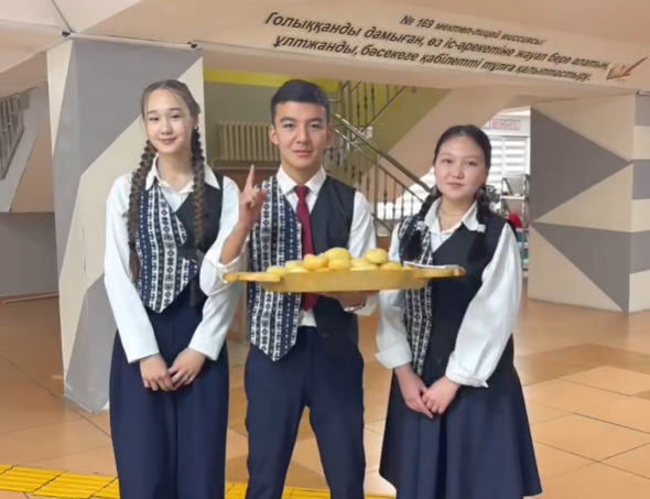 “ Табысты мектеп-кәсіби өсуге жаңа серпін” тақырыбында аудандық семинарға 9 “А” сынып оқушылары “Бір бауырсақ-бір тыйым сөз” тақырыбында сұрақ-жауап ұйымдастырды