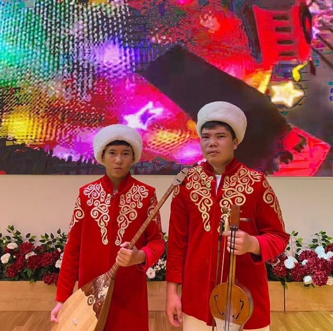 “Алматы. БАЛАFEST-2025”байқауынының қалалық кезеңінде өнер көрсеткен мектебіміздің 9-сынып оқушылары Серік Нұржан мен Аблажан Әділет жүлделі ІІІ-орынға ие болды.