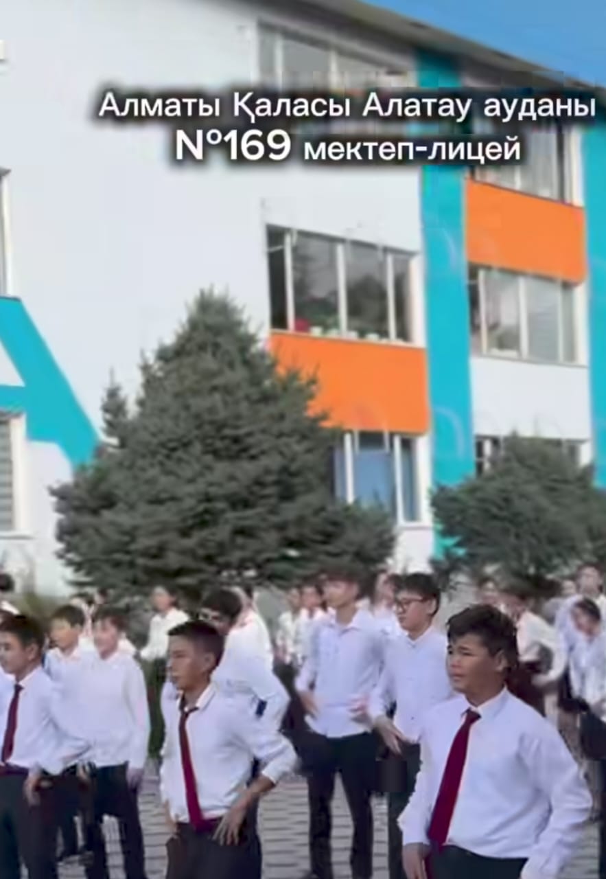 №169 мектеп-лицейінде 5-9 сынып оқушыларына сабақ басталар алдындағы қысқа дене шынықтыру жаттығулары жасалды.