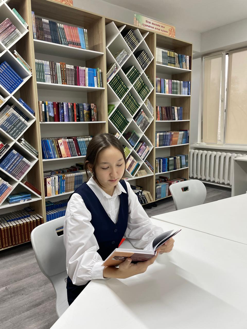 8 Б сынып оқушысы Тоқтар Ақмоншақ  Ақ боз үй кітабын оқып шығып әр бір оқушыға осы кітапты оқуға шақырады