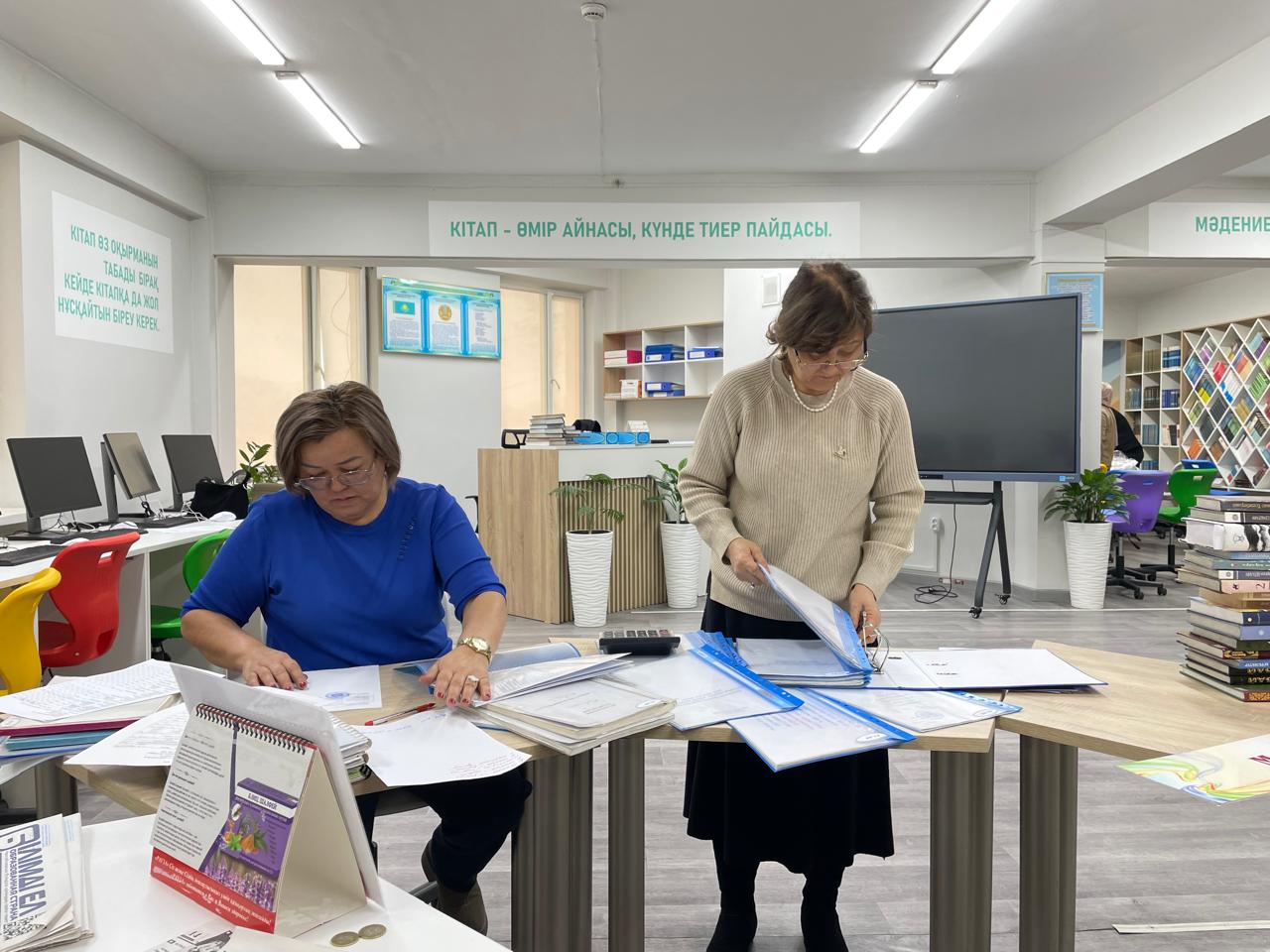 №169 мектеп-лицейінің кітапханашылары кітапхана ішін ретке келтіріп, уақытты бос өткізбей  жұмыс істеу үстінде