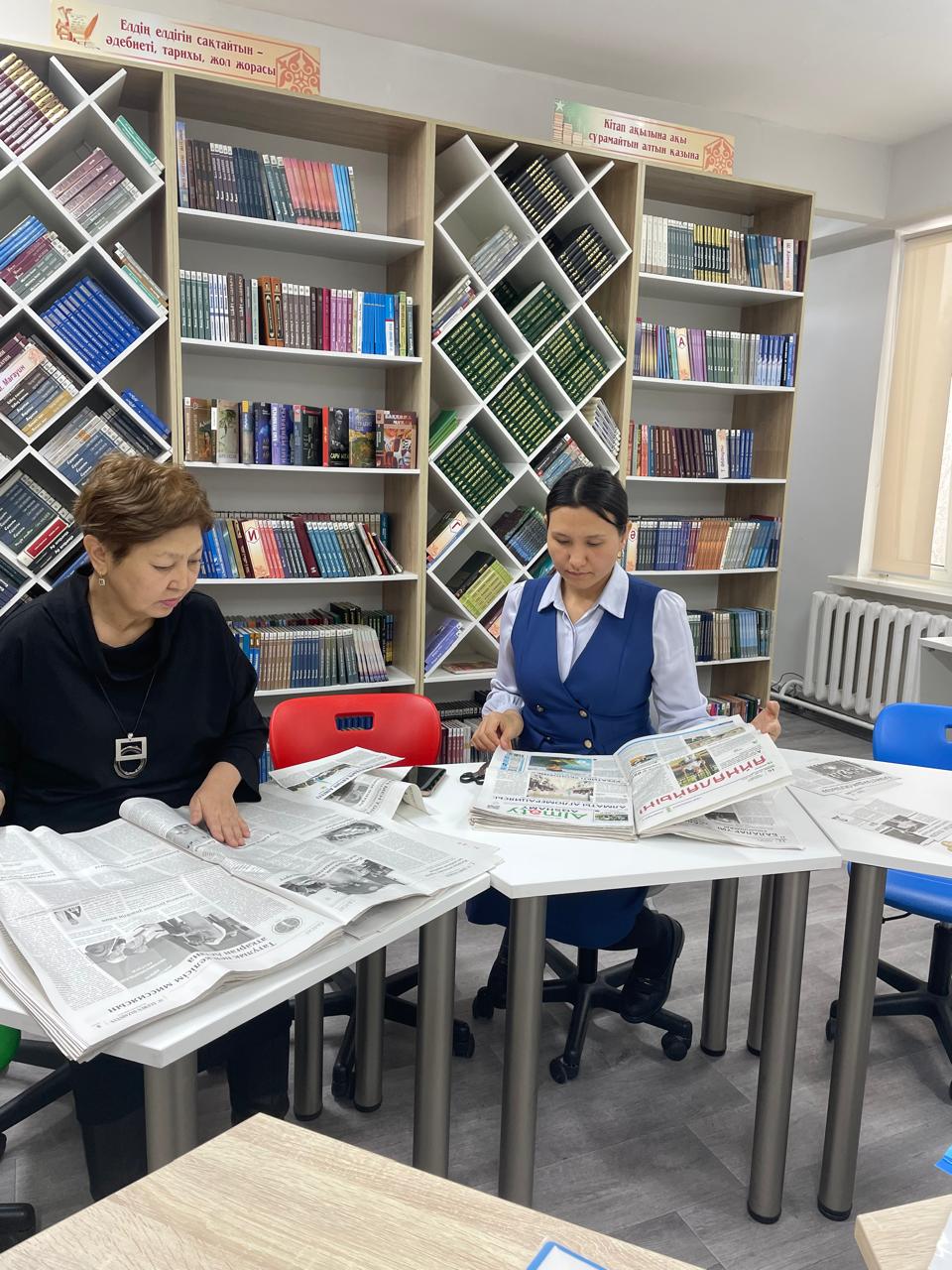 Мектеп мұғалімдері газет журналдардағы мақаламен танысуда