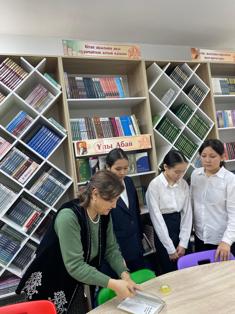 Кітапхана активистерінің кітапханамен бірлесіп көмектесуі